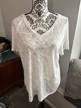 Women's White V-Neck Short Sleeve Top